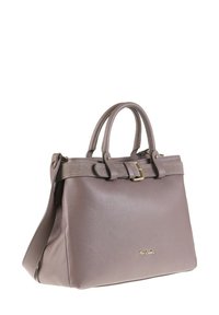 Borsa a tracolla in pelle testurizzata tortora con manici doppi, tracolla regolabile con fibbia e dettaglio in oro del logo sul davanti.