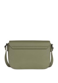 Borsa a tracolla in finta pelle verde oliva con chiusura a patta, angoli inferiori curvi e una tracolla staccabile. Texture liscia con hardware minimale.