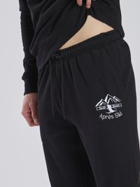 Schwarze Jogginghose mit elastischem Bund und Kordelzug. Mit weißem gesticktem Bergdesign und "Après Ski"-Text. Weicher Stoff.