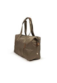 Sac en nylon vert olive avec deux longues anses en tissu, une fermeture éclair et des accents en cuir. Présente une forme rectangulaire et une poche avant.