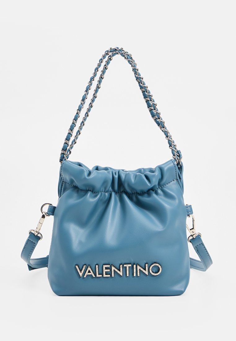 Sac en cuir bleu avec un haut froncé, chaîne et bandoulière amovible, arborant un logo "VALENTINO" en argent à l'avant.