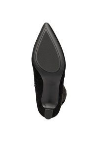 Zapato de tacón alto de ante negro con punta afilada, suela de cuero mate suave y diseño acanalado en la parte inferior para mayor tracción.