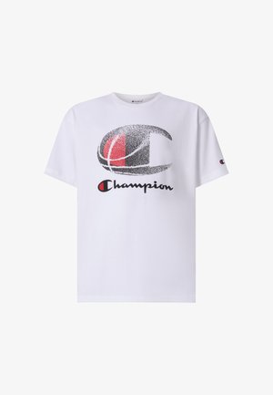 Witte T-shirt met korte mouwen met een groot zwart-rood Champion-logo en gestileerde letter C op de voorkant en een klein logo op de linkermouw.