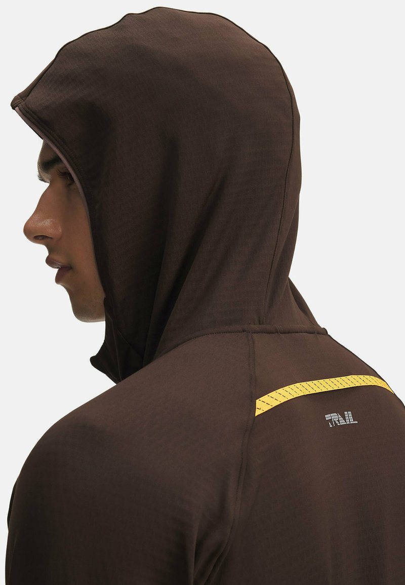 Under Armour LAUNCH TRAIL T-shirt à manches longues kona brown
