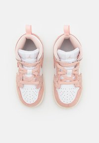 Sneaker bianchi e rosa chiaro con dettagli in suede, tessuto testurizzato, punta perforata e chiusura con lacci. Presenta un linguetta rosa sul tallone.