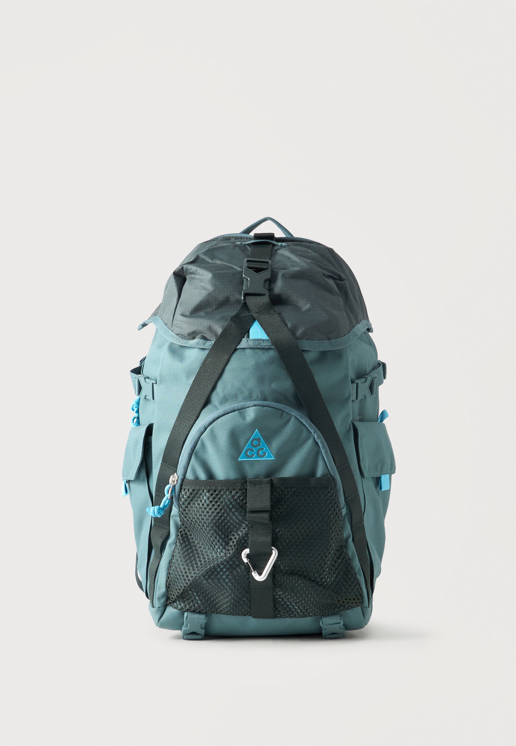 nike acg hiking backpack Aysn Day Pack a breathable mesh back panel and supportive chest and waist straps help distribute weight more evenly NIKE ACG 36 BACKPACK |