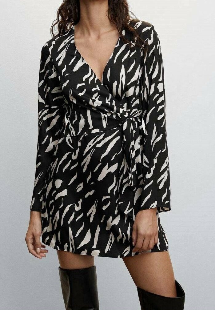 Robe portefeuille noire avec motif abstrait blanc, manches longues, encolure en V et ceinture à nouer. Tissu lisse avec une légère brillance.