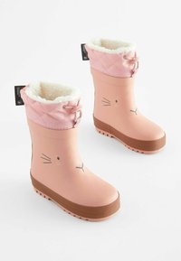 Stivali di gomma rosa con una parte superiore trapuntata rosa, fodera in pelliccia sintetica e suole testurizzate marroni. Un adorabile design con faccia di animale include baffi e accenti del naso.