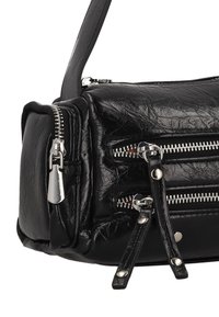 Černá syntetická kabelka s texturovaným povrchem, dvěma předními zipy a nastavitelným popruhem. Design doplňují stříbrné kovové detaily.