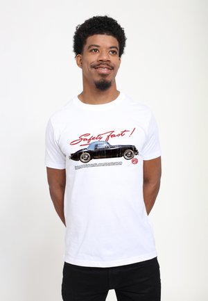 Hvid bomulds T-shirt med sort bilgrafik og rød tekst "Safety Fast!" samt yderligere beskrivende tekst i sort. Standard crew neck stil.
