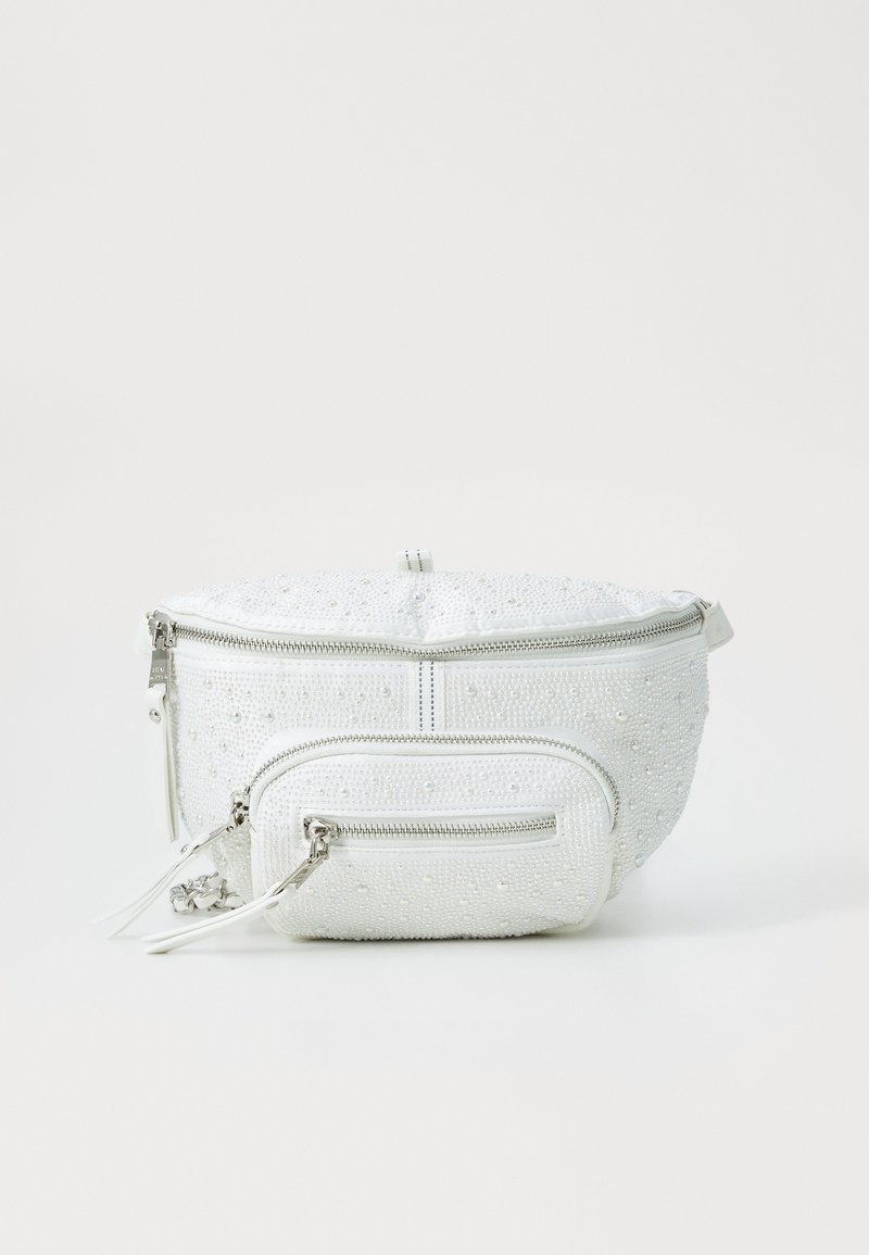 Weißer Stoff-Gürteltasche mit strukturierter Oberfläche, verziert mit kleinen perlenartigen Akzenten. Verfügt über zwei mit Reißverschluss gesicherte Fächer und einen oberen Griff.