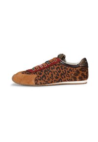 Luipaardprint sneaker met een bruine suède neus, rode suède accenten en metallic details. Voorzien van ronde veterogen en een gestructureerde zool.