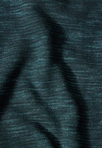 Tessuto lavorato a maglia verde scuro con una superficie texturizzata, caratterizzato da sottili variazioni di colore e fili mescolati, creando un aspetto morbido.