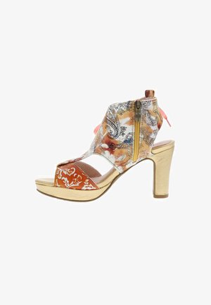 Sandale à talon haut avec un mélange de motifs paisley et floraux dans des teintes orange, beige et des accents métalliques ; fermeture éclair à l'arrière.