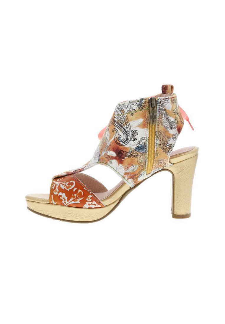 Sandale à talon haut avec un mélange de motifs paisley et floraux dans des teintes orange, beige et des accents métalliques ; fermeture éclair à l'arrière.