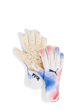 Ein Paar Torwarthandschuhe mit einem gesprenkelt weißen, blauen und roten Design, schwarzem Puma-Logo und beigen Griffhandflächen mit schwarzen Sprenkeln.