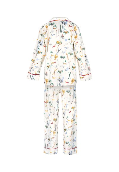 Conjunto de pijama blanco con estampados coloridos de esquí, que incluyen árboles y esquiadores. Cuenta con mangas largas, un cuello y ribetes rojos contrastantes.
