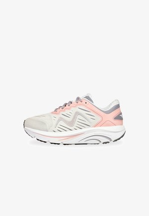 Zapatilla de running ligera en gris y rosa suave. Parte superior de malla texturizada, suela acolchada con diseño de soporte de arco, silueta estilizada y sistema de cordones.