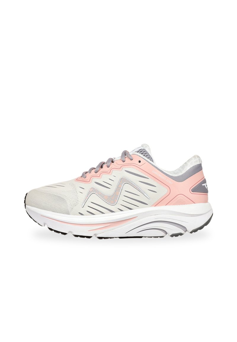 Zapatilla de running ligera en gris y rosa suave. Parte superior de malla texturizada, suela acolchada con diseño de soporte de arco, silueta estilizada y sistema de cordones.