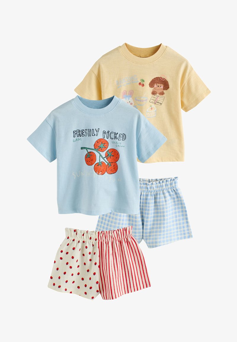 Deux t-shirts pour tout-petits, un jaune avec des illustrations sur le thème de la pâtisserie, un bleu avec un motif tomate et du texte, associés à trois shorts à taille élastique à motifs.
