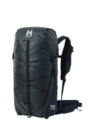 Sac à dos bleu foncé au design épuré, avec des bretelles ajustables, une poche zippée à l'avant et des accents réfléchissants. Fabriqué en tissu durable.