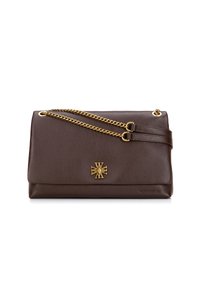 Bruine leren clutch met een gestructureerde afwerking, gouden kettingband en een decoratief embleem aan de voorkant. Compacte rechthoekige vorm.