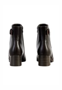 Bottines en cuir marron avec une finition lisse, bout rond et talon carré. Présente une fermeture éclair latérale et une sangle décorative au niveau de la cheville.