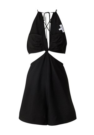 Schwarzer Jumpsuit mit Trägern, gerafftem Oberteil, offenem Mittelteil und weitem Shorts-Schnitt. Strukturierter Stoff und kreuzgeknüpfter Rückendetail.