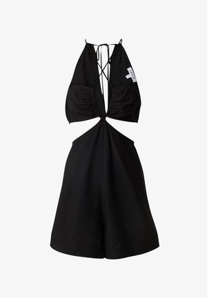 Schwarzer Jumpsuit mit Trägern, gerafftem Oberteil, offenem Mittelteil und weitem Shorts-Schnitt. Strukturierter Stoff und kreuzgeknüpfter Rückendetail.