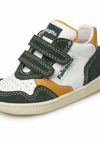 Scarpa per bambini verde e bianca realizzata in suede e pelle, con cinturini in velcro, punta perforata e accenti arancioni sui lati.
