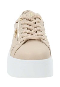 Sneaker beige con suola a piattaforma bianca, caratterizzato da un design con lacci, dettagli dorati e zip laterale su una tomaia in pelle liscia.