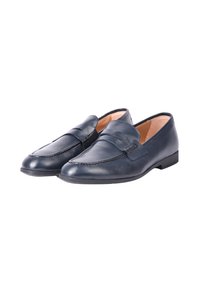 Mocassini in pelle blu navy con finitura liscia, caratterizzati da una striscia anteriore e dettagli di cucitura, e suola in gomma bassa.