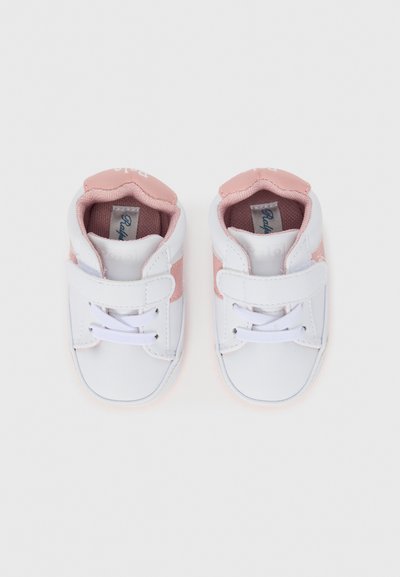 Chaussures pour bébé blanches et roses avec une tige synthétique lisse, dotées d'une sangle à velcro, de lacets et d'un col rembourré pour plus de confort.