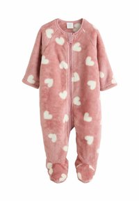 Rosa Fleece-Overall mit Reißverschluss vorne, langen Ärmeln, Füßchen und weißen Herzmustern überall. Weiche Textur und gemütliches Design.