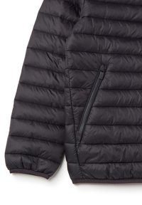 Chaqueta de plumas negra acolchada que presenta costuras horizontales, un bolsillo con cremallera y puños elásticos con una textura suave.