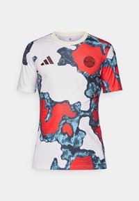 Lyhythihainen jalkapallopaita, jossa on valkoinen pohja ja sinisiä, punaisia sekä mustia kamouflagemalleja, Adidas-logo ja Bayern Münchenin emblem.