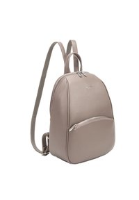 Zaino in pelle beige con forma arrotondata, chiusura a doppia zip, tasca frontale con zip e spallacci regolabili. Texture liscia.