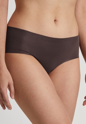 Bruine katoenen hipsteronderbroek met een naadloos ontwerp, een zachte textuur en een laag uitgesneden tailleband. Minimalistische stijl zonder patronen of accenten.