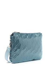 Bolso patent acolchado de color azul claro con un acabado pulido, forma rectangular y una correa ajustable; presenta un patrón de costura diagonal.