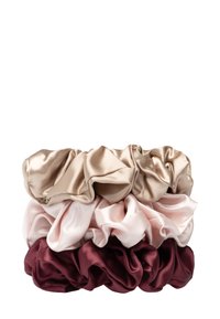 Set di tre scrunchies in satin nelle tonalità oro, rosa e bordeaux. Presentano una texture morbida e lucida con un design arricciato e frufru.