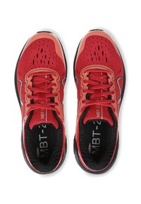 Rote Sportschuhe mit Mesh-Obermaterial, gemusterten Details und schwarzen Akzenten. Sie verfügen über eine runde Sohle und verstärkte Ösen für die Schnürsenkel.