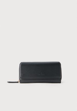 Cartera rectangular negra con cierre alrededor, superficie texturizada y pequeño logo de la marca en relieve centrado en la solapa frontal.