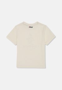 Vaaleanbeige puuvillapaita, jossa on lyhyet hihat, pyöreä kaula-aukko ja Fila-logo mustana, punaisena ja sinisenä selkäpuolella. Silkkinen pinta.