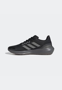 Czarne buty sportowe z teksturowaną cholewką, trzema szarymi paskami po bokach i grubą, wyściełaną szarością podeszwą oznaczoną "CLOUDfoam."