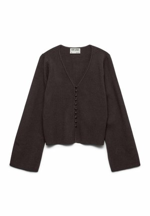 Cardigan court marron foncé à manches longues, col en V et une rangée de boutons recouverts de tissu sur le devant au centre.