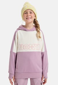 Sudadera con bloques de color que presenta una parte superior blanca, una sección inferior morada y un logotipo gráfico rojo. Tejido suave con un corte relajado y una gran capucha.