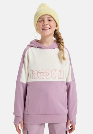 Hoodie coloré en blocs avec une partie supérieure blanche, une section inférieure violette et un logo graphique rouge. Tissu doux avec une coupe décontractée et une grande capuche.