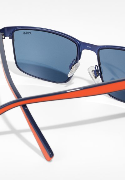 Okulary przeciwsłoneczne z granatową oprawką, polaryzowanymi niebieskimi soczewkami i pomarańczowymi akcentami na zausznikach. Posiadają regulowane noski i kwadratowy kształt.