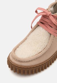 Clarks TOR HILL HI UNISEX - Botins de atacadores - light sand