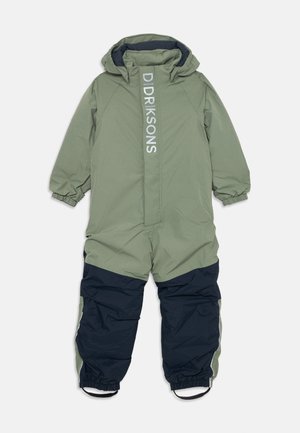 Groene en marineblauwe gewatteerde wintersuit met een rits aan de voorkant, elastische manchetten en een bedrukte logo, ontworpen voor warmte en bewegingsvrijheid in koude weersomstandigheden.